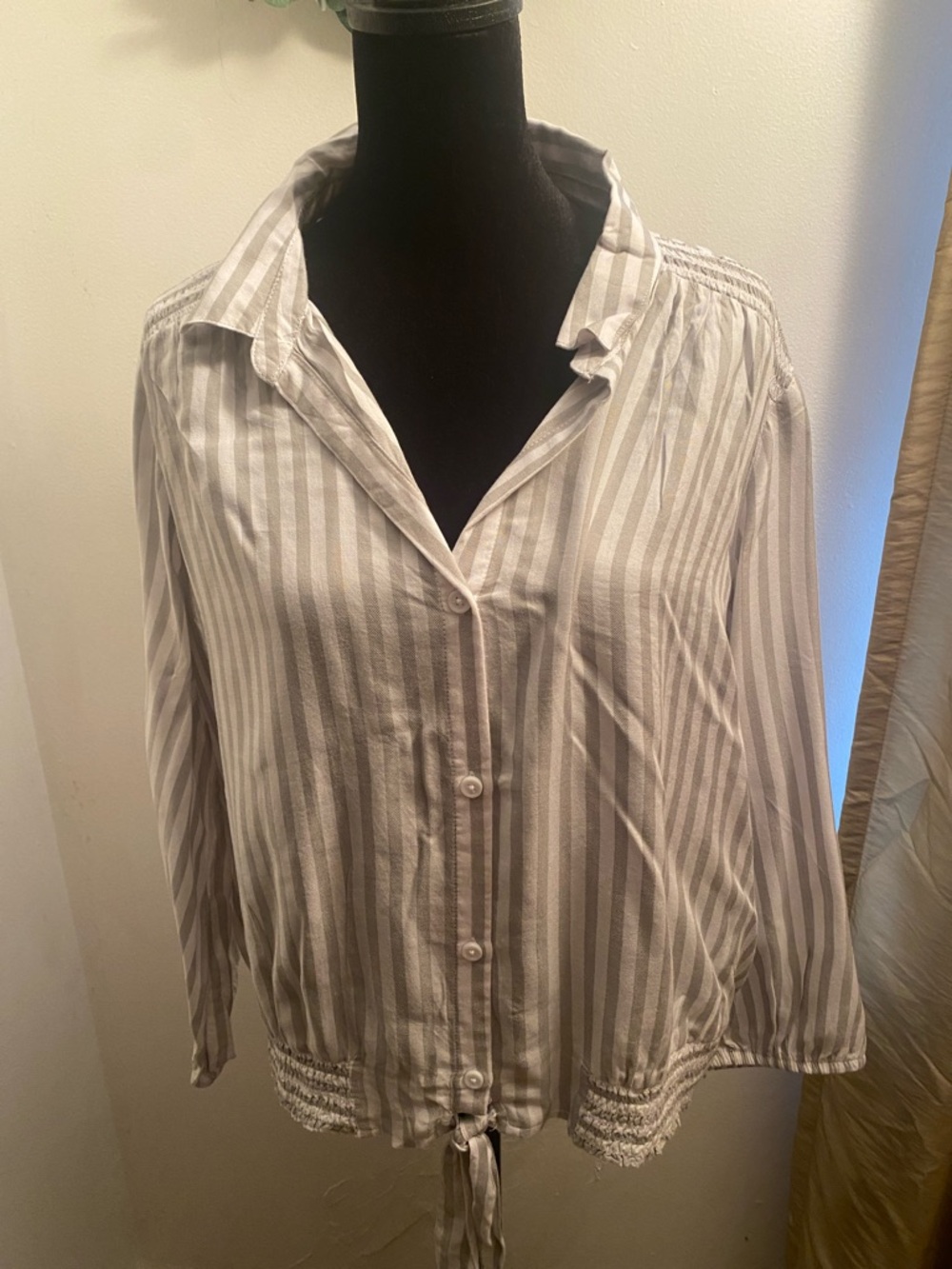 beachlunchlounge Striped Button-Front Blouse in Light Gray and White